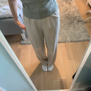 NA-KD kostymbyxor - Beiga kostymbyxor från NA-KD med svarta ränder. De är i storlek 36 och är långa, jag är 175cm. 