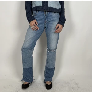 JEANS MED SLITNINGAR - Sjukt coola jeans. Storlek 36. Modellen är 177 cm.🩵