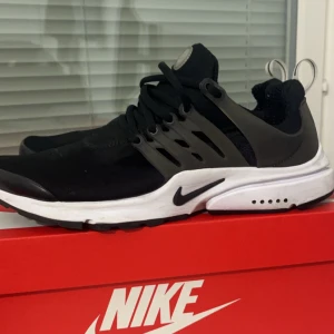 Nya Nike air prestos - Nästan helt nya Nike air prestos. Skorna är i väldigt bra skick och har bara andvänds 3-5 gånger. Säljer de efter som att de inte är min still längre. För föer frågor eller bilder skriv gärna privat.