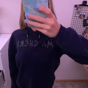 Ma cherie hoodie gina - Fin hopdie från gina med tryck i ”diamanter” 💕 osäker på storleken men tror det är 152💕💕