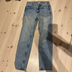 Blåa lågmidjade jeans - Blåa raka och långa lågmidjade jeans, bra skick & använda fåtal gånger.