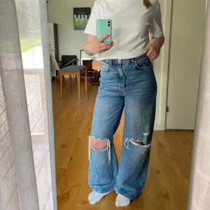 Slitna straight jeans  - Snygga jeans i rak modell med hyfsat hög midja, har knappt använt dem så de är så gott som i nyskick 💕