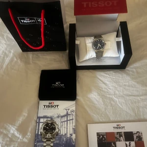 Tissot prx 80 - Säljer denna riktigt schyssta Tissot Prx 80 i marinblå 🌟 35mm quartz   Fick den födelsedagen men använder ej så ofta, Allt kommer med de är bara att skriva om du intresserad! 