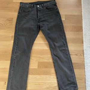 Gråa Levi’s 501 - Stiliga Levi’s 501or i använd men okej skick, pris diskuteras.