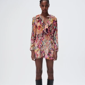 Mönstrad klänning - Superfina färger på denna mönstrade klänningen från zara. Använd 1 gång. 