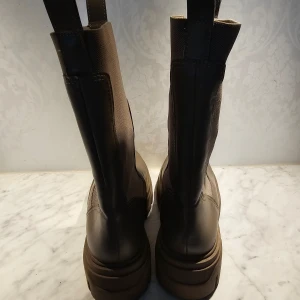 H&m stövlar  - I fit skick använt en gång 