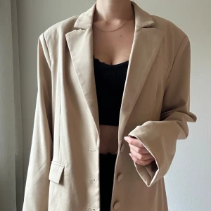 Oversize kavaj i beige - Säljer min så snygga knappt använda oversize kavaj från Na-kd. Har bara inte kommit till användning.