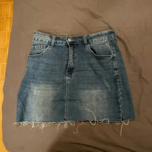 Denim mini kjol - Säljer denna blå denim kjol i storlek L. Den är från shein och älskar stilen 💙