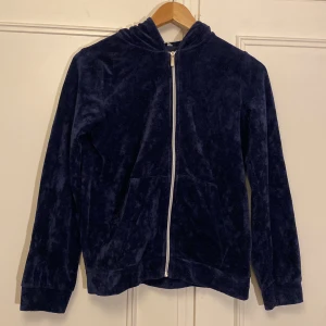 Velour zip-tröja - Snygg mörkblå zip-tröja får Cubus. Använd 1-2 gånger. Skick:8/10