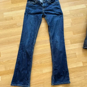 Snygga Bootcut, low waist, early 2000.  - Fornarina jeans från 2000-t (början), mkt fint skick utsvängda ben som är rätt långa (84 cm Innerbenslängd). low waist. Strl i jeans står som 29 tum men märket är alltid små i storlek så motsvarar S eller 27/28. 