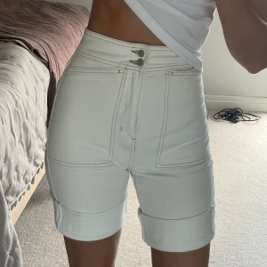 Vita hightwaisted jeansshorts - Högmidjade vita jeansshorts från & Other stories i storlek 32
