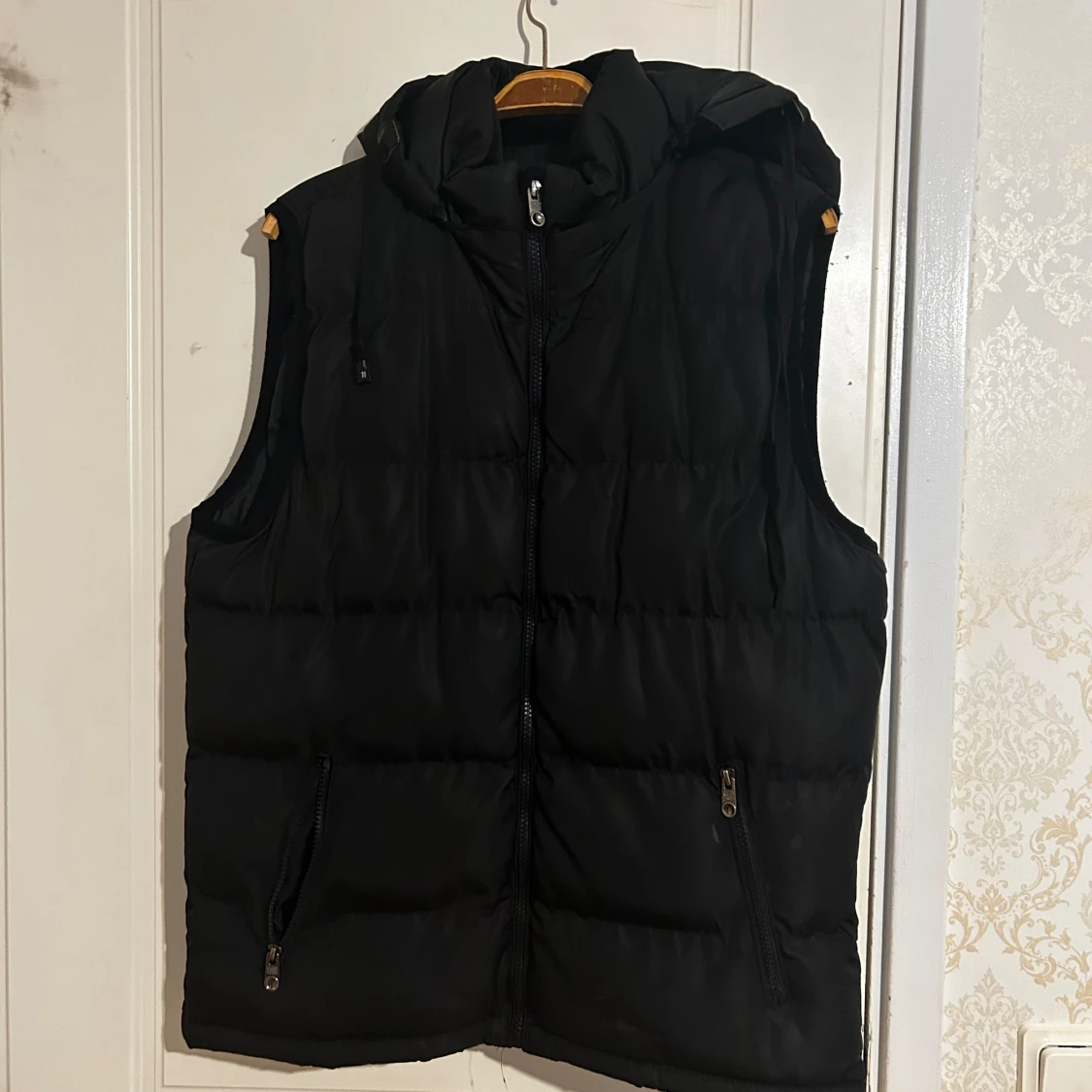 Svart väst med huva  - 90