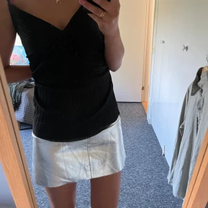 Silver kjol - Säljer denna snygga silverkjol som passar perfekt till fest😍