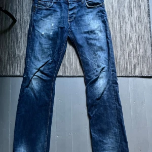 Jack & Jones jeans Clark - Ett par skitsnygga jeans i storlek 31/34. Passar grisch stilen med slitningarna. Dom e relativt slimmade men med lite bootcut. Modell Clark. Hör av dig för fler bilder!