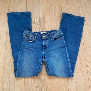 Jeans  - Bootcut jeans från Lindex, säljer då de är för små för mig💕Skriv till mig innan ni klickar på köp eller bara om ni har någon fråga❤️