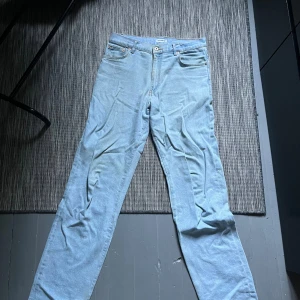 Woodbird jeans Leroy  - Ett par lite lösare jeans, perfekt till Stockholmstilen. Modell leroy. Dom är lite missfärgade och välanvända.