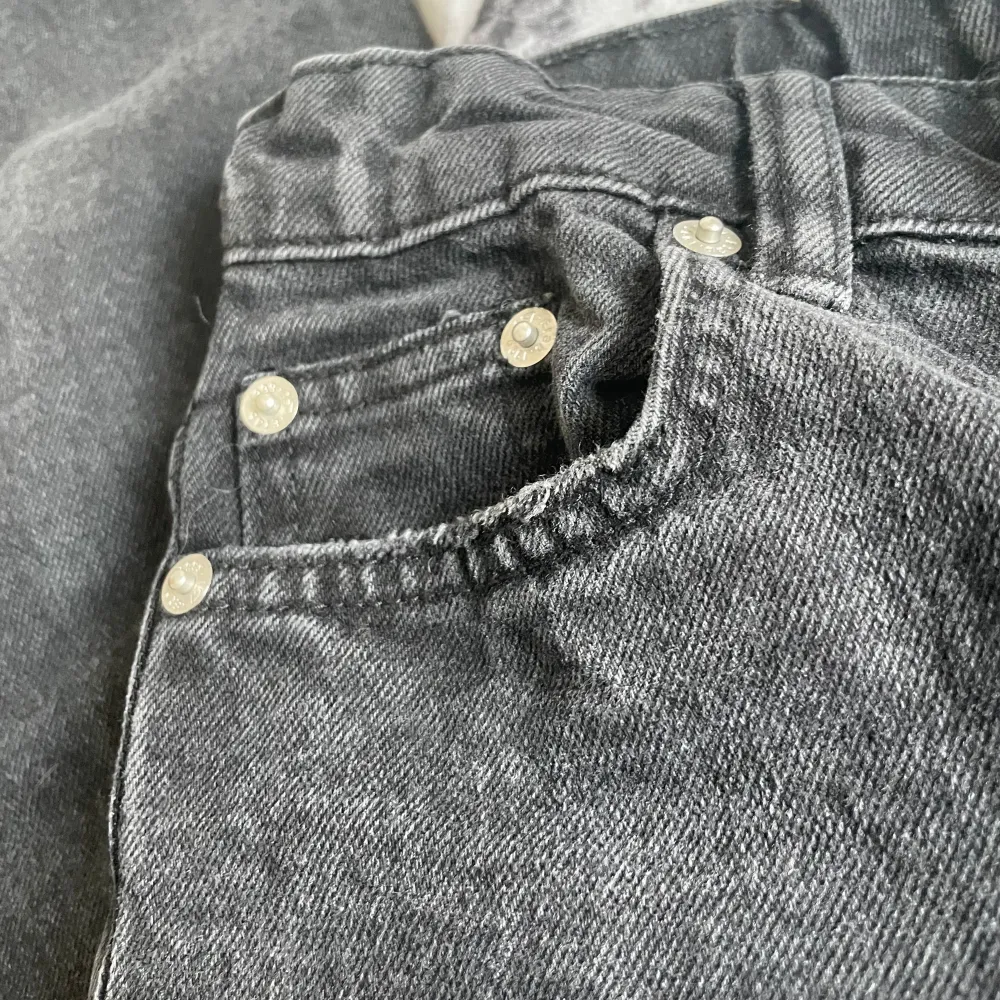 Fina svarta jeans! Använd ca 1 gång så inga skador och som nya. Säljer för att dom är liiite för korta för mig tyvärr, storlek 150!❤️ köpta för 150kr. Jeans & Byxor.