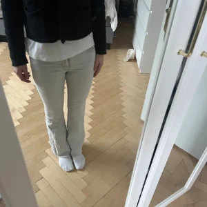 Grå bootcut jeans - Ljus grå bootcut jeans ifrån mango🥰 Så snygga och passar till nästan allt! Storlek S❤️