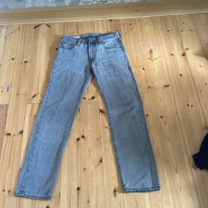 Levi’s 501 - W: 28, L: 32. Använd ca 5-7 ggr och i bra skick. Säljer för att jag insåg snabbt att dom var allt för småa på mig. Priset kan diskuteras.