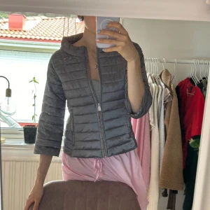 Jacka med trekvartsärm - Superfin jacka som är köpt second hand men som tyvärr inte har kommit till användning.   Den har två små defekter, men dessa är knappt märkbara. En liten prick framme på vänster sida bröstet (se bild 3) sen något lite märke på ärmen (se bild 4)💕
