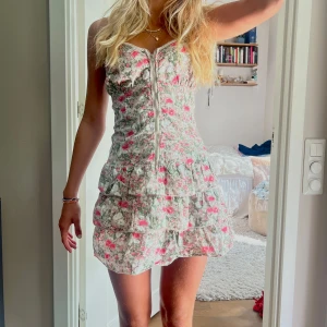 Blommig volangklänning - Så fin miniklänning med volang och tight upptill💓💓