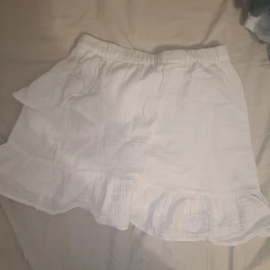 Kjol - Jätte fin kjol från Gina Tricot. Köpte för ca 250kr. Inga defekter och knappt använd så den är som ny!