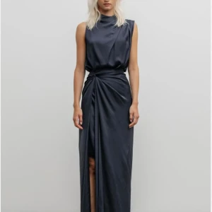 Helt ny finklänning - Oanvänd finklänning från Ahlvar Gallery, köpt för en månad sedan