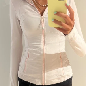 Lululemon define jacket - Säljer denna jättefina define jacket i rosa från lululemon. Inte används mycket men råkat tvätta fel, så därav har färgen tvättats ur lite💗💗