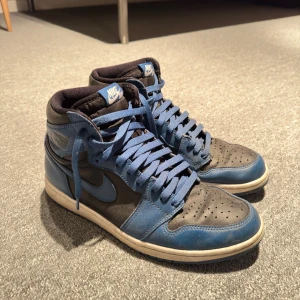 Jordan 1 High OG Dark Marina Blue  - Använda sparsamt.  Nästan i nyskick.  Svarta skosnören fås med.  Bara att vara av dig om det är något. 