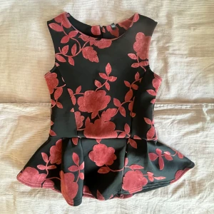 Peplum topp - Jättefin tröja med volanger/peplum som jag säljer då den är alldeles för liten. Priset går som vanligt att diskuteras!💗