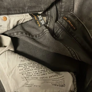 Nudie Jeans Lean Dean moon grey - Nudie jeans storlek 32/32. Killen på bilden är 185cm lång. 