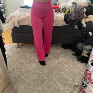 Kostymbyxor  - Rosa kostymbyxor använda fåtal gånger. Bra skick, storlek 36-38