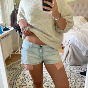 Jeansshorts - Från plick och förra ägarens bilder💗 var tyvär fel storlek för mig och är därför jag säljer💗PRIS KAN DISKUTERAS💗