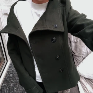 Grön kappa - Jättesnygg grön kappa!😍 Perfekt nu till hösten 🍂 Aldrig använd så i jättebra skick! (se färgen på bild 4 + prislappen finns inte kvar) Hör av er vid intresse. Tryck gärna på köp nu! 💗