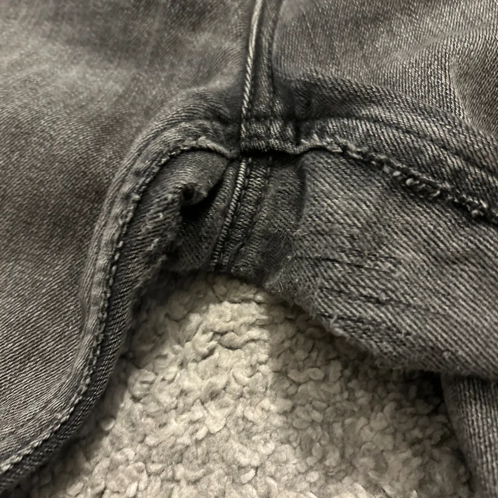 Intressekoll på dessa gråa jeans från vero moda i stl S/32🤍  små defekt mellan låren men som nog går att sy!. Jeans & Byxor.