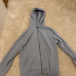Blå zip hoodie - Ljusblå zip hoodie från lager 157