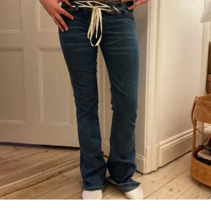 Supersnygga jeans  - Säljer dessa jeansen skulle uppskatta till en storlek 26/27 o passar mig som är ca 170cm🥰 