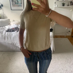 Beige stickad t-shirt - Jättefin beige stickad T-shirt💕