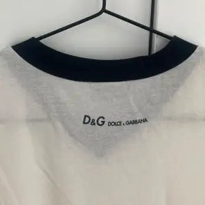 En vintage Dolce & Gabbana t-shirt som är skitsnygg och bra kvalité. Stretchigt tyg så passar allt från storlek S-L beroende på vad för passform man föredrar. Helt fräsch och ren, som nyskick.   Köparen står för frakt och pris kan diskuteras 🌸  