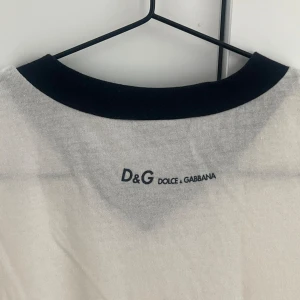 Dolce Gabbana - En vintage Dolce & Gabbana t-shirt som är skitsnygg och bra kvalité. Stretchigt tyg så passar allt från storlek S-L beroende på vad för passform man föredrar. Helt fräsch och ren, som nyskick.   Köparen står för frakt och pris kan diskuteras 🌸  