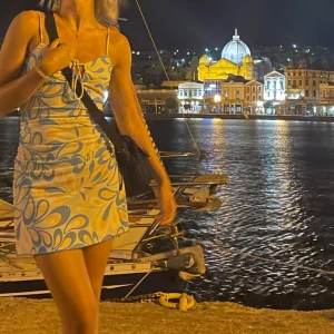 Sommarklänning  - Superfin klänning från NA-KD Misslisibells kollektion. Lite rush i sidan som gör att klänningen sitter fint på. Använd 2 gånger och har inga defekter, ser helt ny ut. Storlek 36❤️