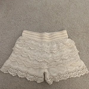 Spetsshorts  - Spetsshorts köpta på Vinted🥰🥰De är lite trasiga vilket syns på sista bilden men skulle inte säga att det är något som syns när man har på de!! Står ingen storlek men skulle uppskatta till xs/s❤️ de är för stora för mig så har inga bilder på tyvärr