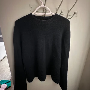 &other stories stickade tröjor - Säljer alla dessa fyra stickade tröjor, som ett pack 850 för alla fyra och 200 separat, om man vill bara köpa en!❤️skriv gör mer bilder!