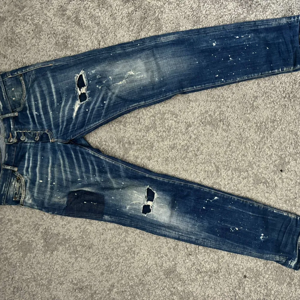 Dsquared2 jeans i bra skick köpta på Nk för några månader sedan, size 46 för mer frågor och bilder skriv privat. Jeans & Byxor.