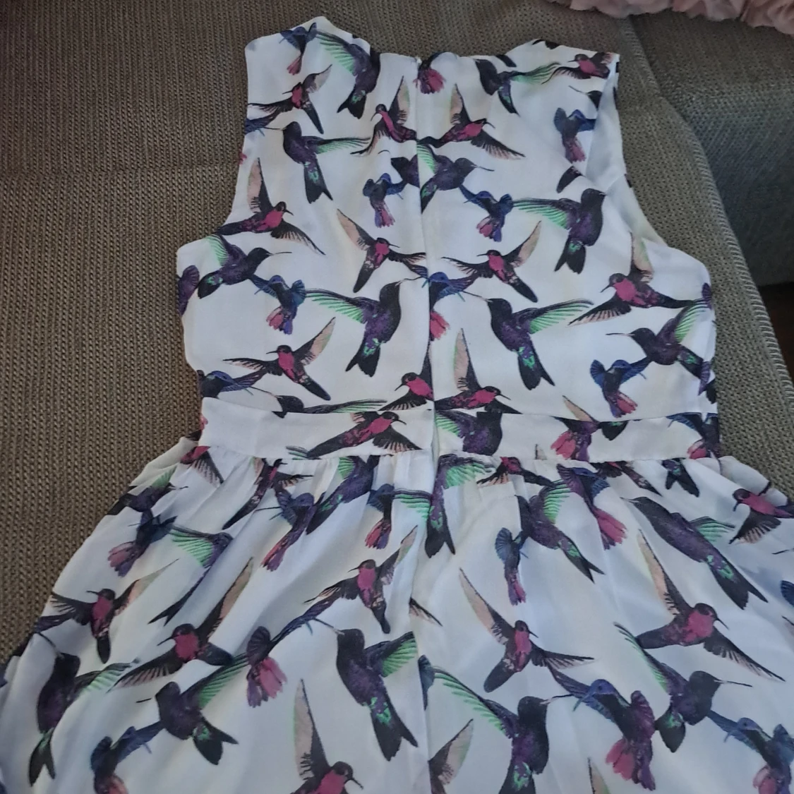 Vit ärmlös klänning med fågelmönster - 93