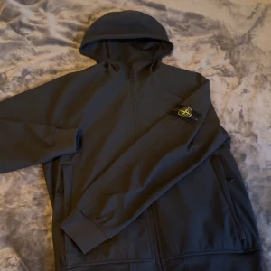 Stone island jacka - En stone island jacka köptes på Nk för några månader sedan har inte använt den så mycket men den är nästan som ny och det är storlek L men passar även M, skriv privat för mer bilder eller frågor.