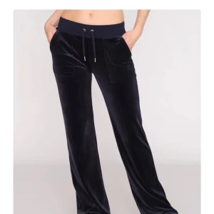 Juicy couture byxor - Hej, säljer nu mina svarta juicy byxor då de inte kommer till användning 💗de är i väldigt bra skick och är använda ett få tal gånger🥰nypris 1200kr och säljer för 500kr💗💗