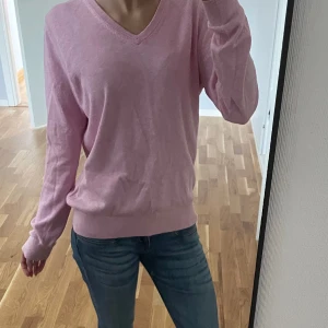 Stickad tröja  - Säljer denna snygga tröja som är perfekt nu till hösten. Den är i storlek M men skulle säga att den är lite mer som en S💗