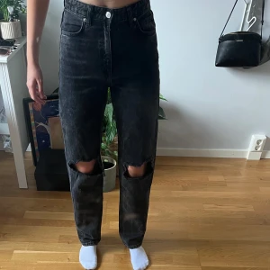 Jeans  - Jeans från Gina tricot med hål på knäna och hög midja. 