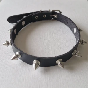 Choker fakeläder - Cool svart choker med nitar 🖤 Köpt från Blue Fox Ej riktigt läder eller metall En nit saknas, det syns inte när man har på sig den.